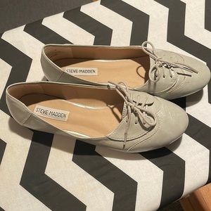 Steve Madden grey flat oxfords.
